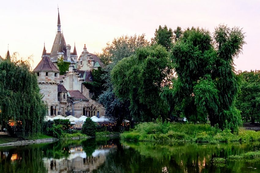 Vajdahunyadvár a tóval